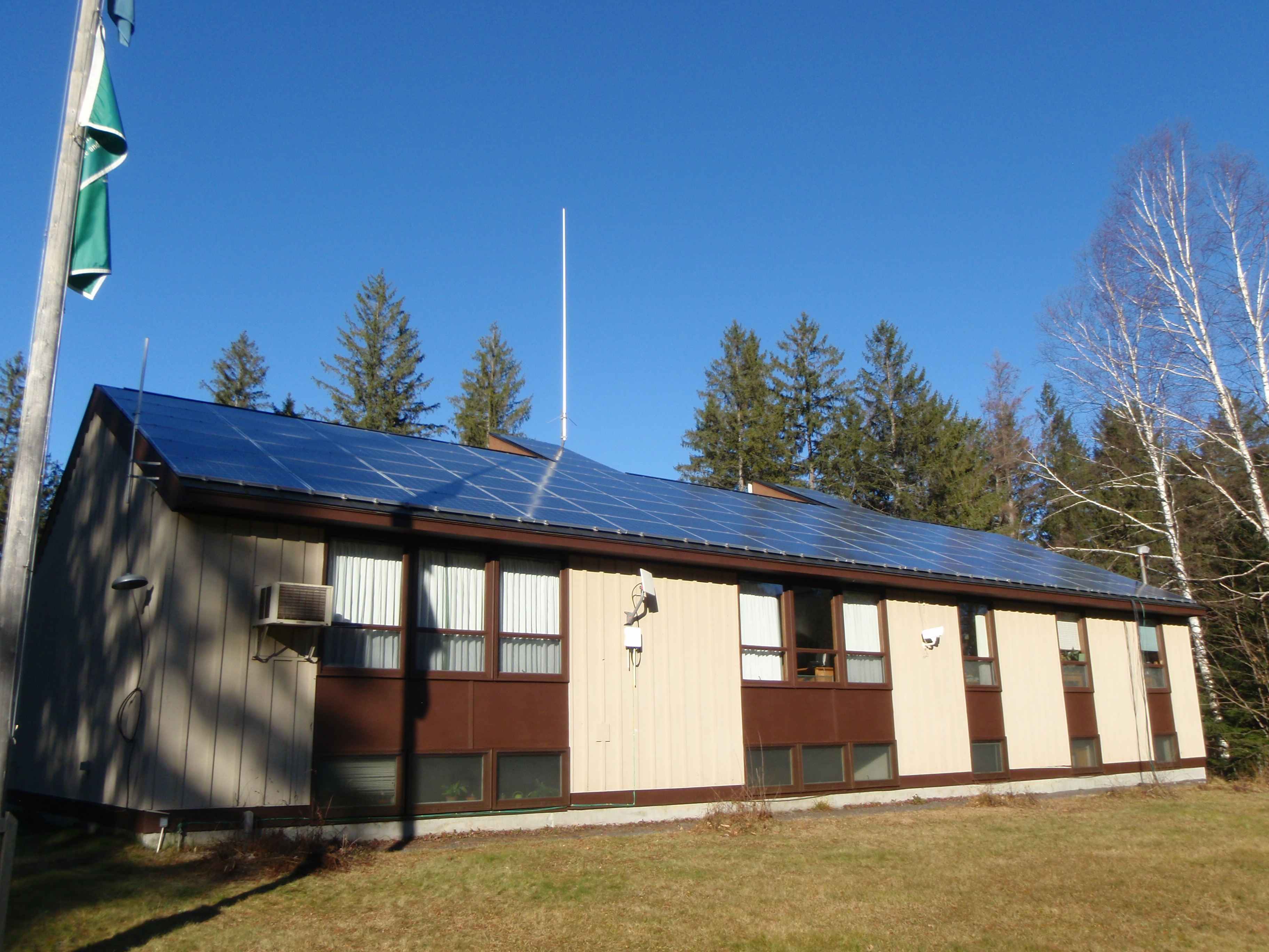 roof mouted photovoltaic array