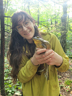 Maureen Kahn holding a bull frog