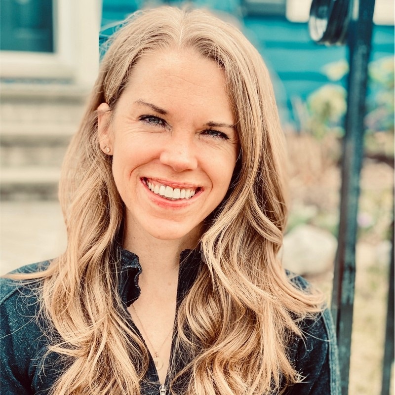 Headshot of Lauren Hildebrand smiling