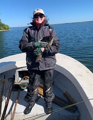 amanda holding a muskie